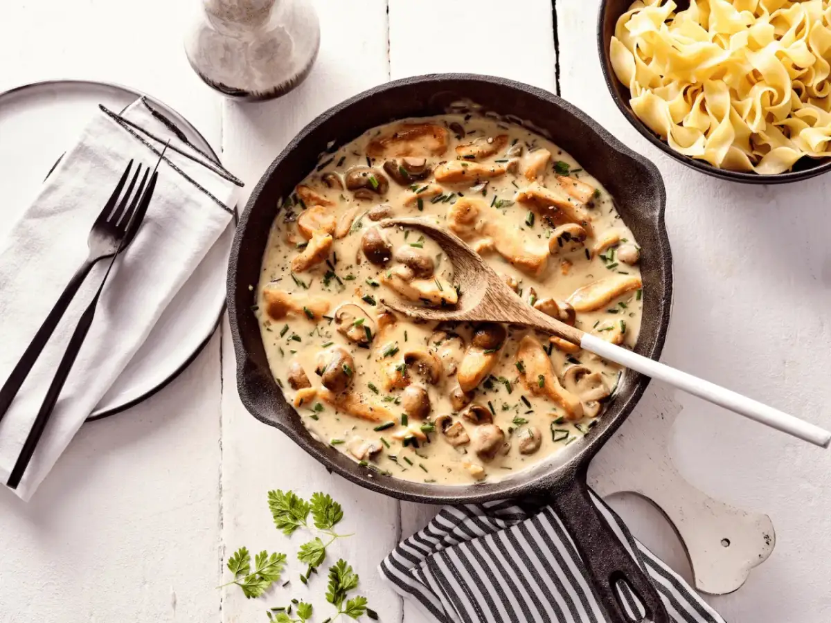 Die besten Gewürze für Hähnchengeschnetzeltes: So gelingt es perfekt