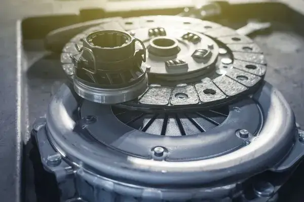 Jak odpowietrzyć sprzęgło samochodowe – proste kroki bez błędów i problemów