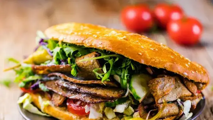 Czy kebab jest lekkostrawny? Sprawdź, jak uniknąć problemów trawiennych po jedzeniu