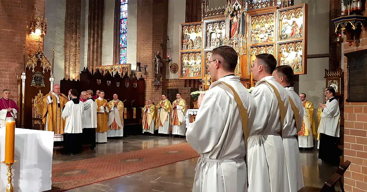 Czy diakon to ksiądz? Poznaj kluczowe różnice i obowiązki