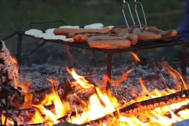 Czy można legalnie palić ognisko w ogrodzie? Sprawdź przepisy i uniknij kar!