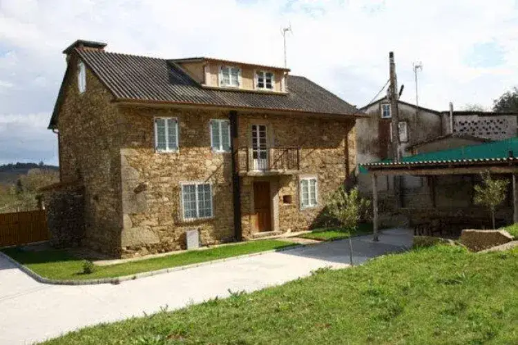 A casa da escola en trazo: un refugio turístico con encanto y comodidad