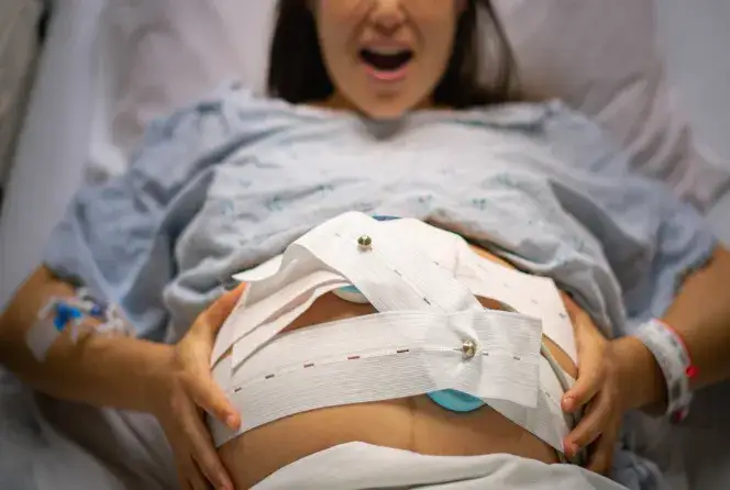 Kiedy przeć podczas porodu? Kluczowe momenty i techniki, które pomogą