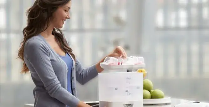 Ile powinien jeść niemowlak? Kluczowe informacje o karmieniu i przyroście wagi