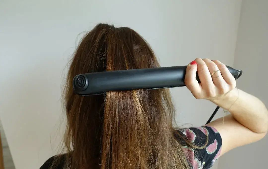 Jak prostować włosy prostownicą: unikaj najczęstszych błędów