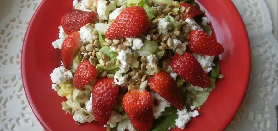 Wyjątkowe przepisy na sałatkę z kozim serem i truskawkami, które zachwycą