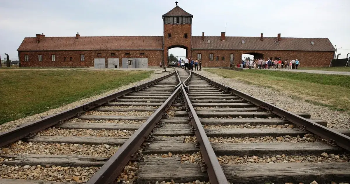 Kto wybudował Auschwitz? Historia architektów i ich wpływ na obozowy krajobraz