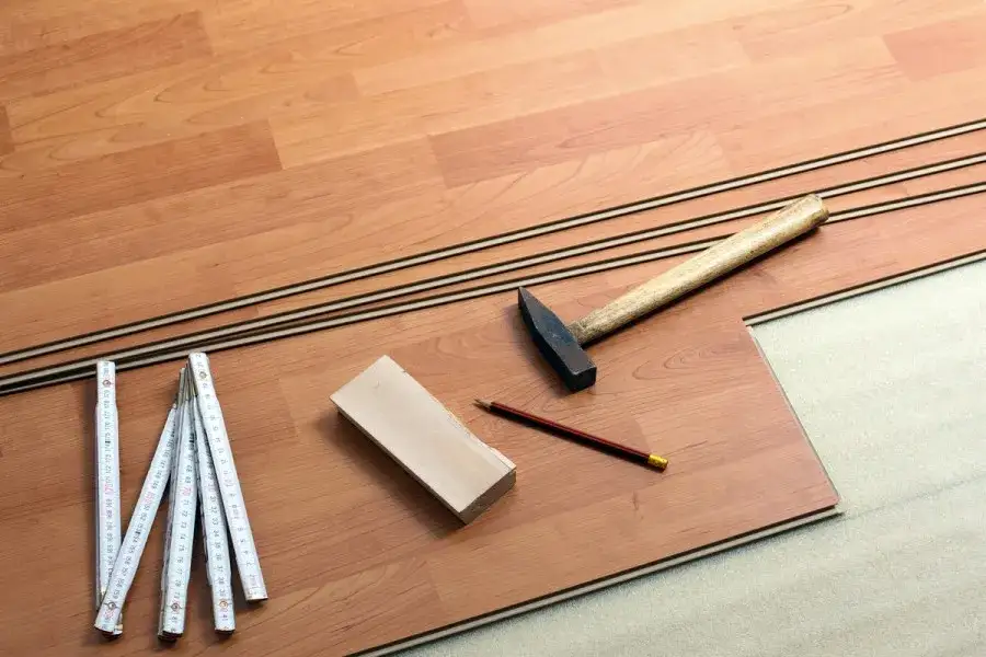 Co położyć pod panele? Kluczowe informacje o podkładach i przygotowaniu podłoża