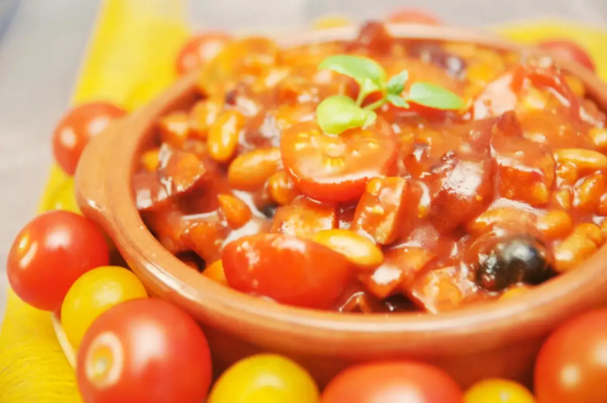 Fasolka w sosie pomidorowym z puszki z czym jeść – najlepsze pomysły na dania