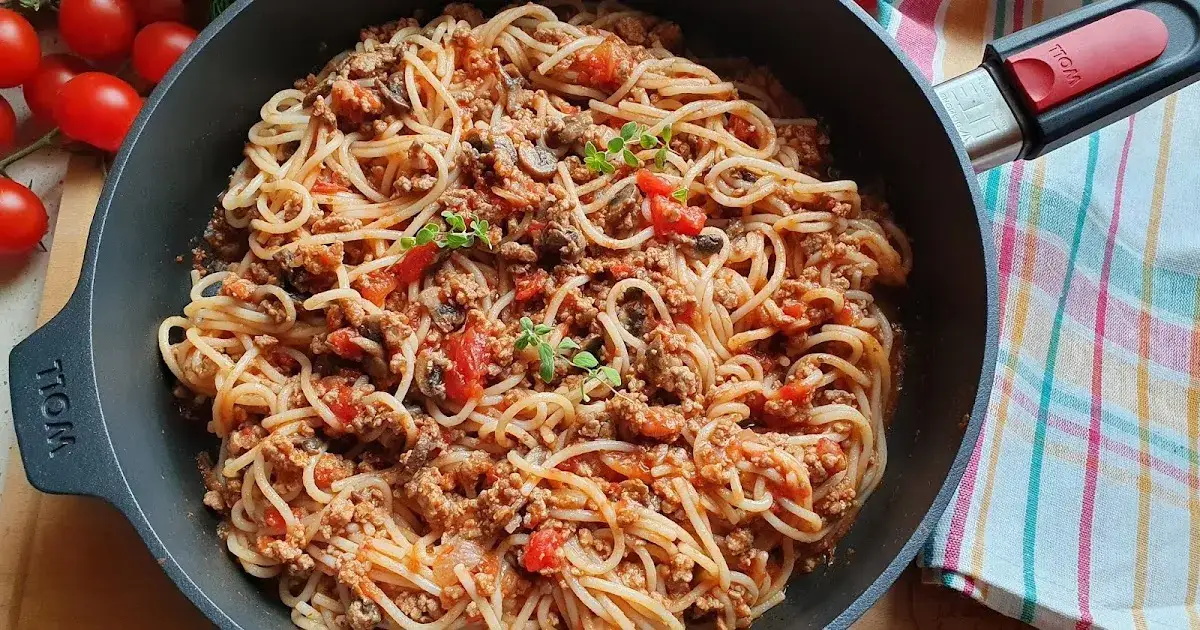 Prosty przepis na spaghetti z mięsem mielonym i pieczarkami, który zachwyci
