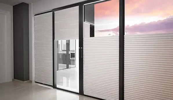 Jakie dekoracje na duże okna w salonie, które zachwycą każdego?