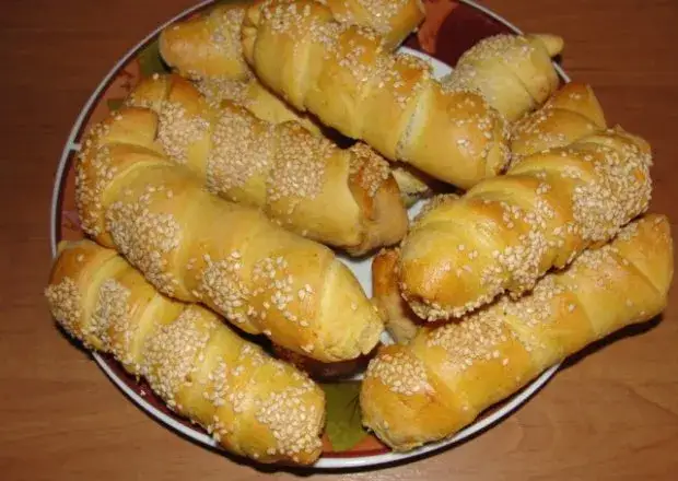 Prosty przepis na parówki w cieście bez drożdży, które zachwycą każdego