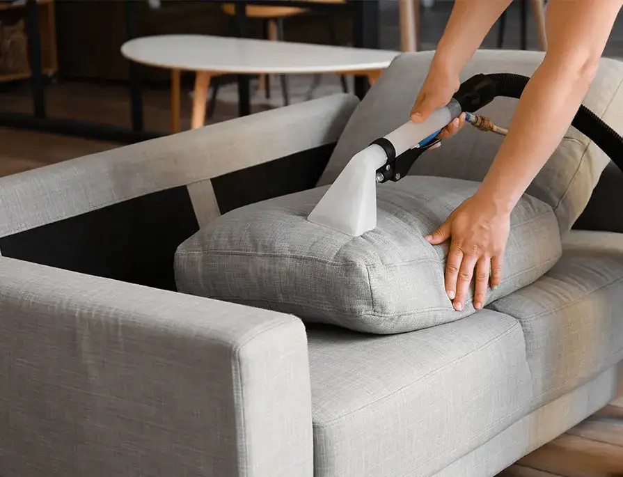 Jak wyczyścić kanapę parownicą i pozbyć się trudnych plam