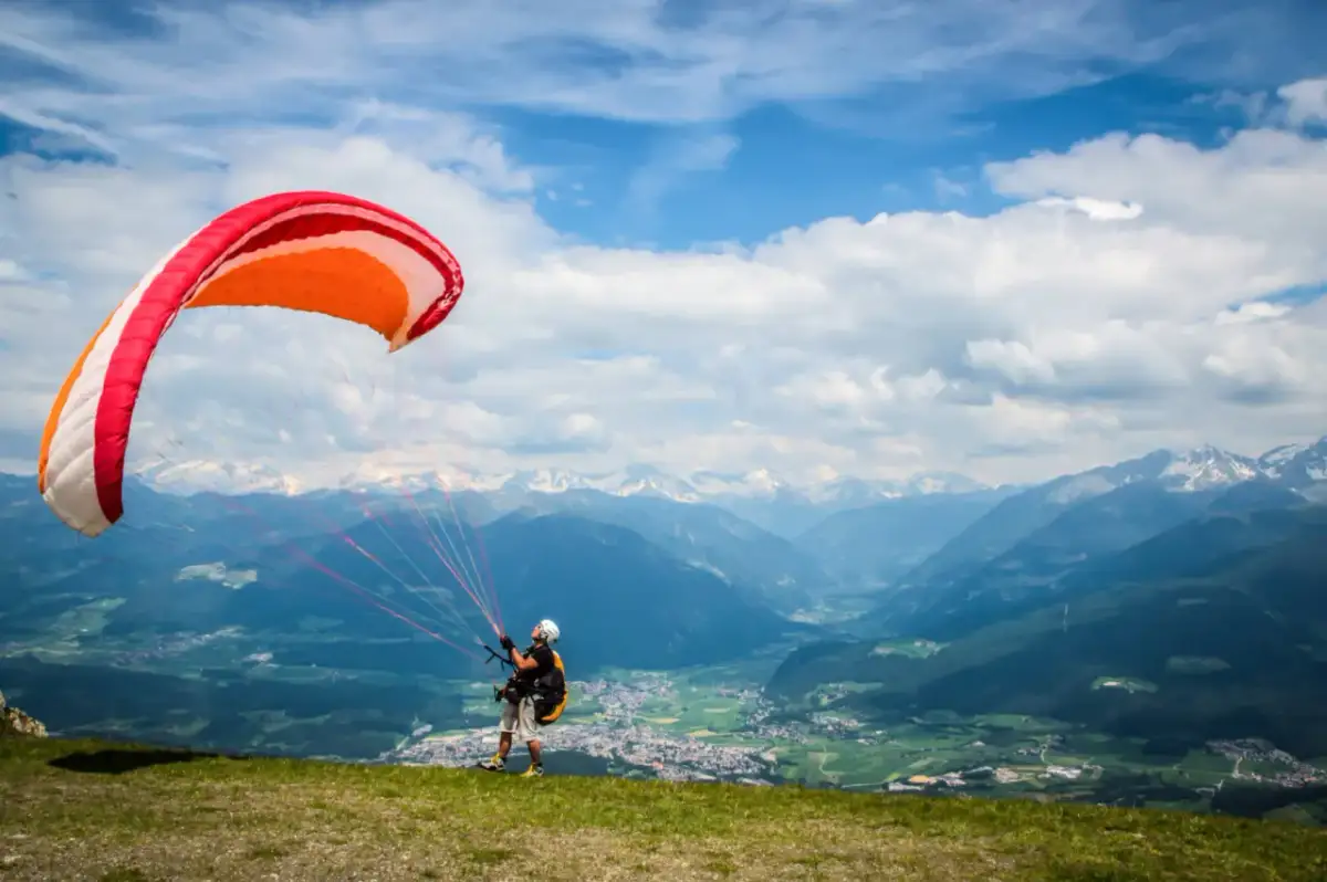 Ile kosztuje lot paralotnią? Sprawdź ceny i ukryte wydatki