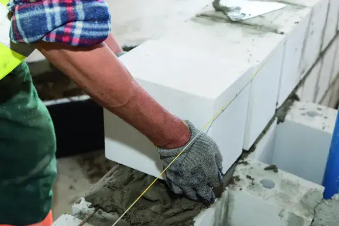 Jakie zaprawy do murowania z silikatów zapewnią trwałość konstrukcji?