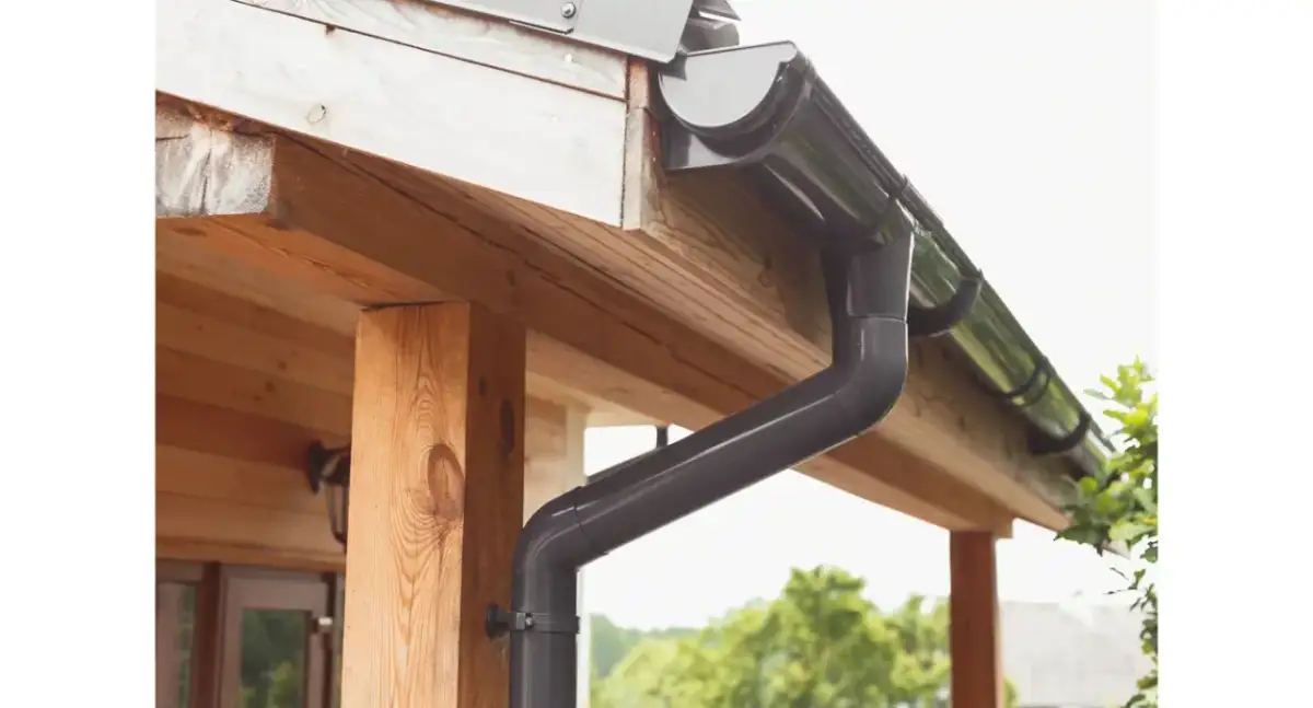 Jakie rury do odprowadzenia wody z rynien – uniknij kosztownych błędów