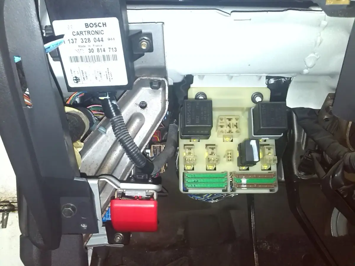 Gdzie jest sterownik centralnego zamka Volvo V70 i jak go znaleźć?