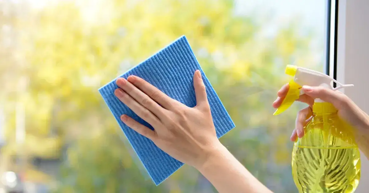 Jak skutecznie umyć okna, które się nie otwierają - 5 sprawdzonych metod