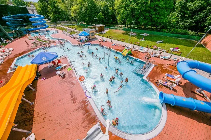 Czy w Karpaczu są termy? Sprawdź, gdzie znajdziesz baseny termalne i relaks