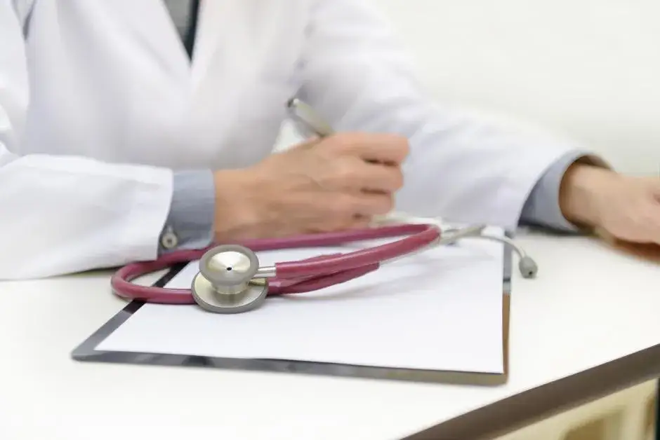 Jak długo można chorować po ustaniu zatrudnienia? Sprawdź zasady i terminy