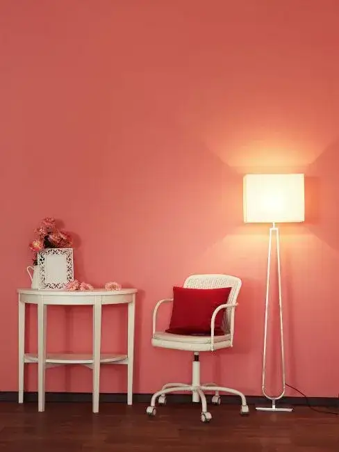 Jakie kolory pasują do czerwonego na ścianie, by uniknąć chaosu?