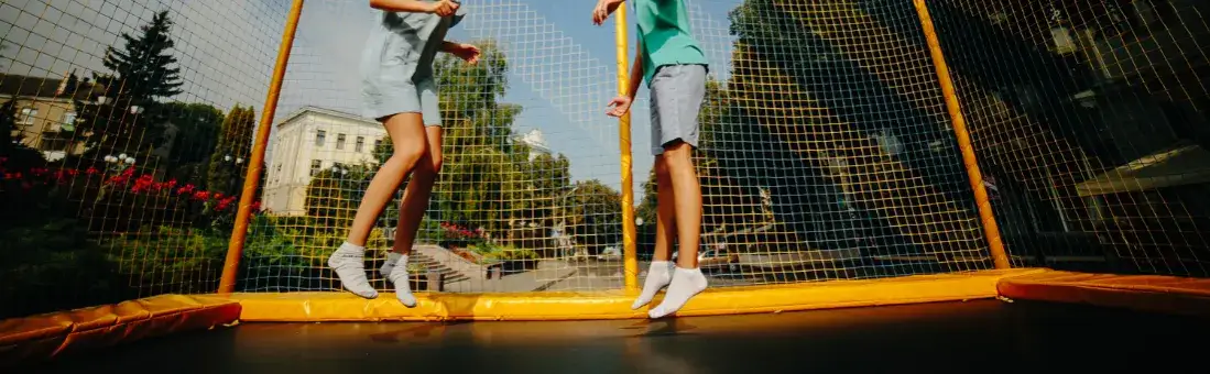 Trampolina ogrodowa jaką wybrać, aby uniknąć niebezpieczeństw i kosztów