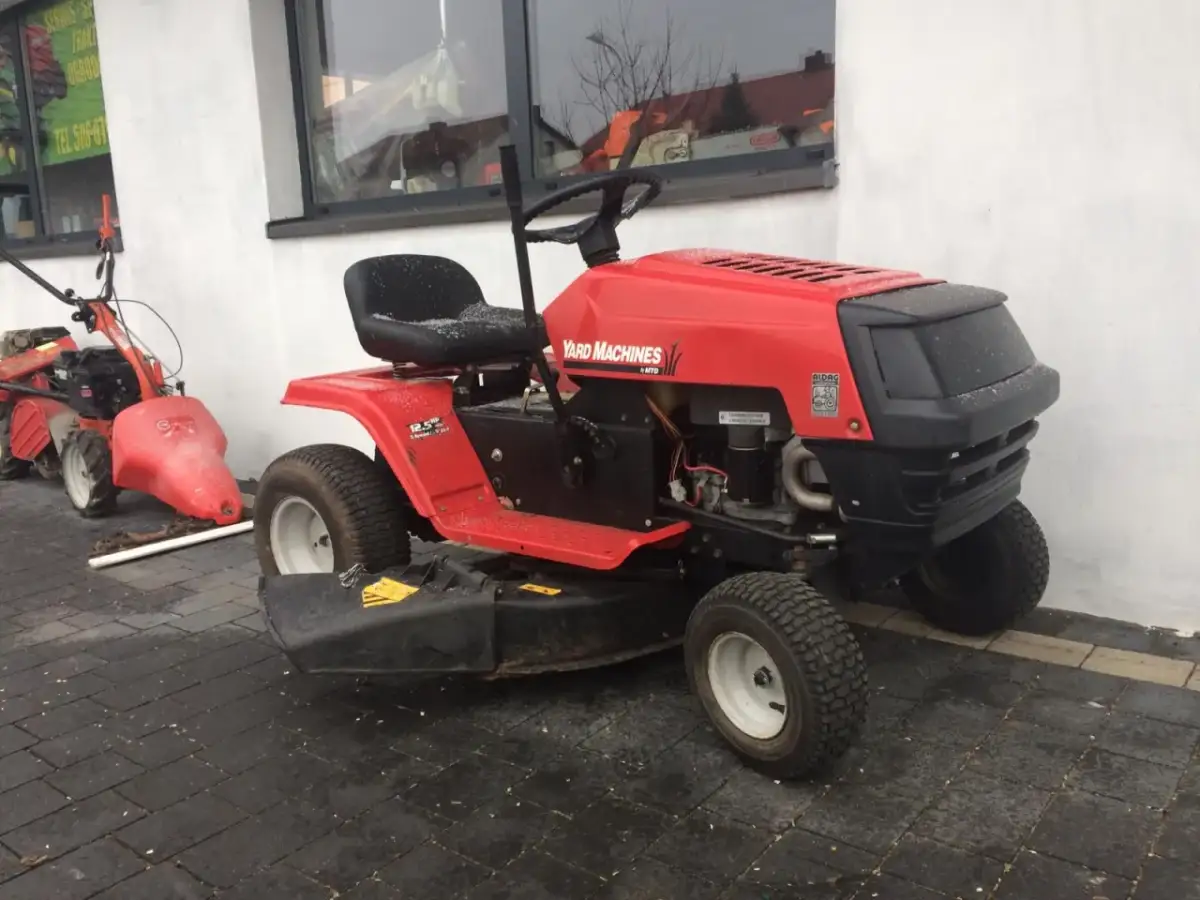 Jak zwiększyć prędkość traktorka kosiarki i uniknąć frustracji przy koszeniu