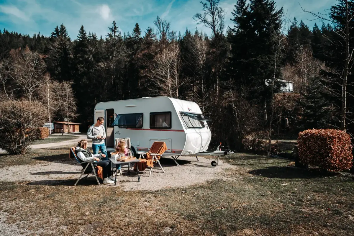 Z jaką przyczepą kempingową na kat B? Sprawdź swoje możliwości!