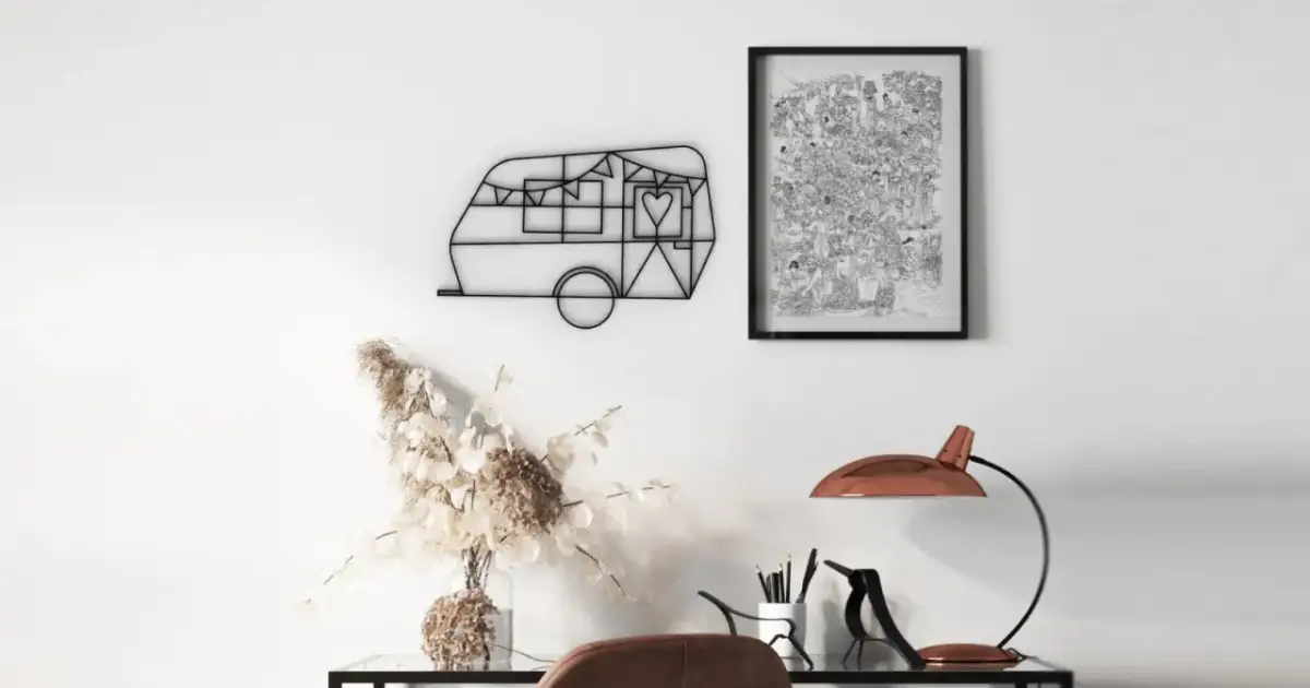 Jak ozdobić białą ścianę w salonie - 10 nietypowych pomysłów na dekorację