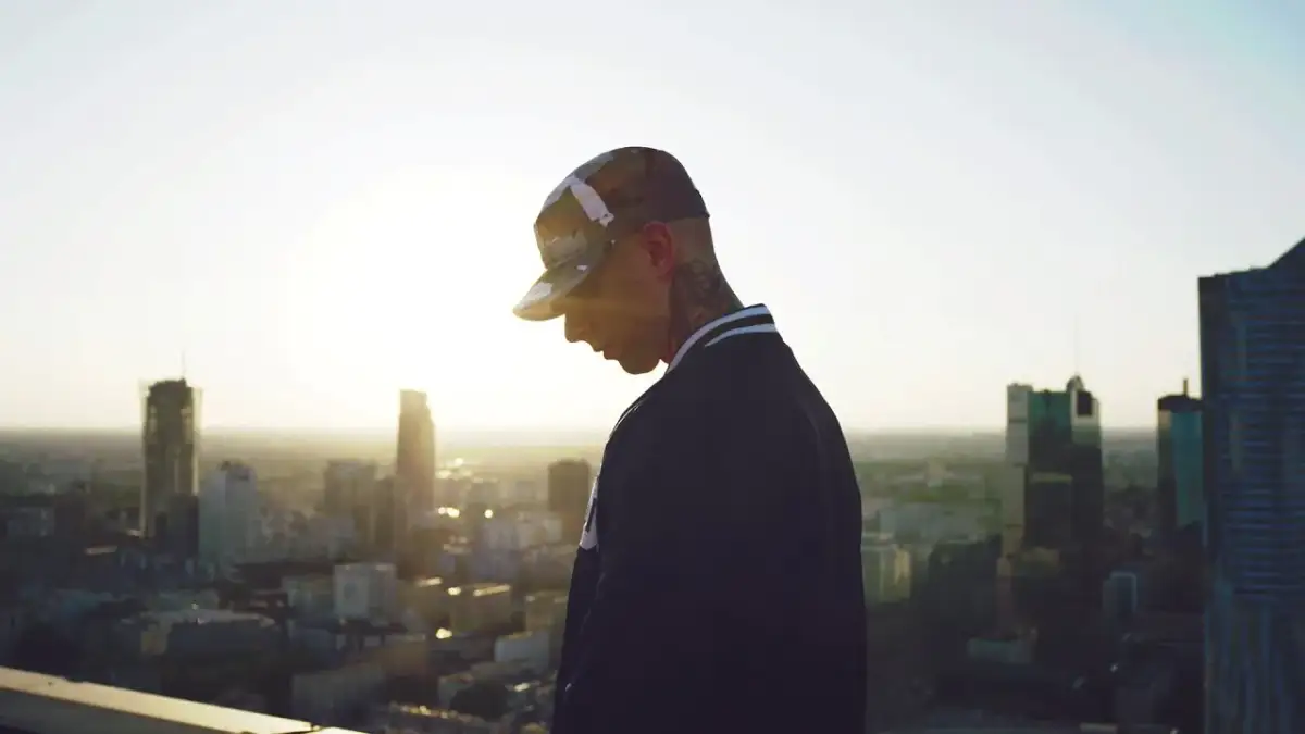 Tekst piosenki KaeN Kim jestem - odkryj głębię emocji i tożsamości