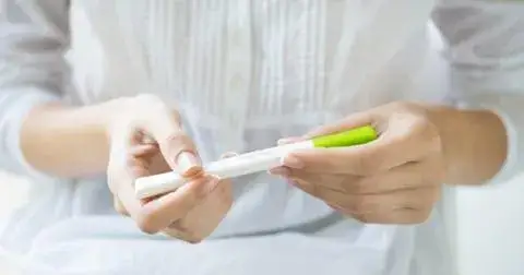 Objawy owulacji podczas karmienia piersią – jak rozpoznać powrót płodności?