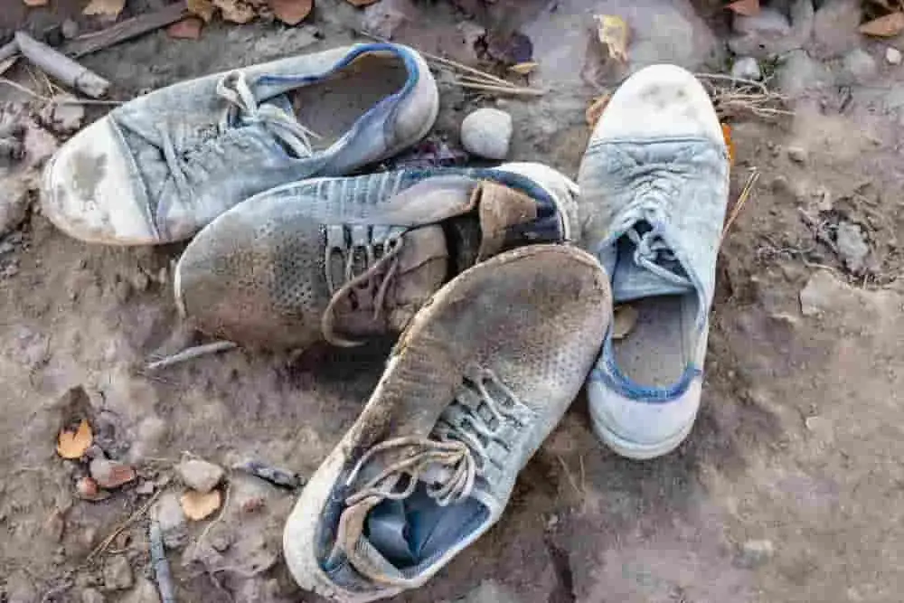 Jak usunąć plamy z ropy na butach? Skuteczne metody i porady krok po kroku