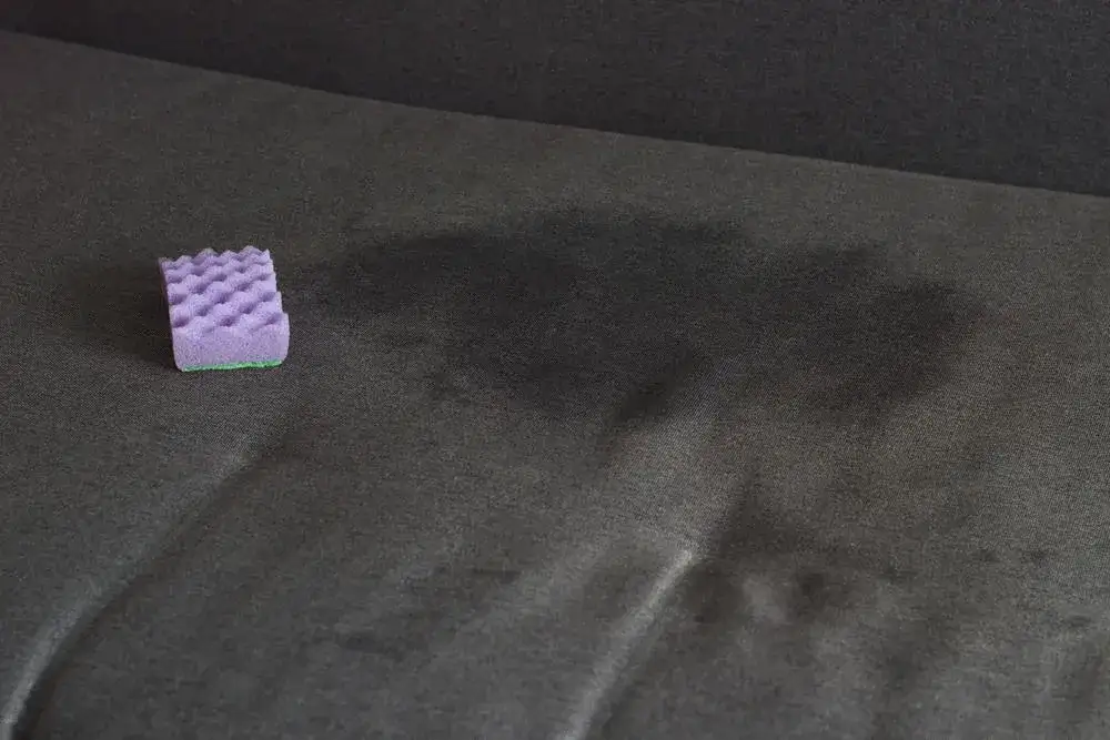 Skuteczne sposoby na usunięcie starych plam z moczu na kanapie