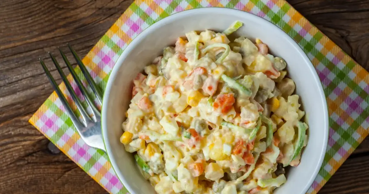 Czym zastąpić majonez w sałatce jarzynowej? Zdrowe alternatywy, które zaskoczą