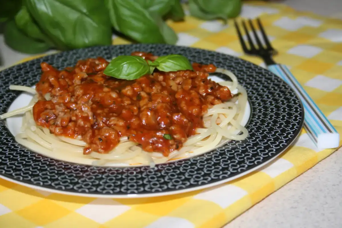 Przepis na spaghetti z sosem pomidorowym i mięsem mielonym, który zachwyca