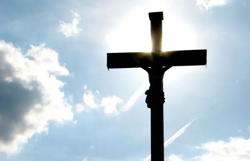 Słońce wisiorek co oznacza: odkryj jego głębokie znaczenie i symbolikę