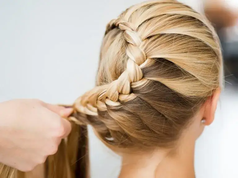 Fryzura z długich włosów na co dzień – łatwe i stylowe propozycje