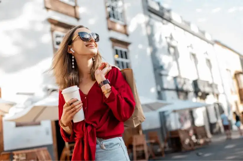 Czerwona koszula stylizacje – najlepsze pomysły na różne okazje i dodatki