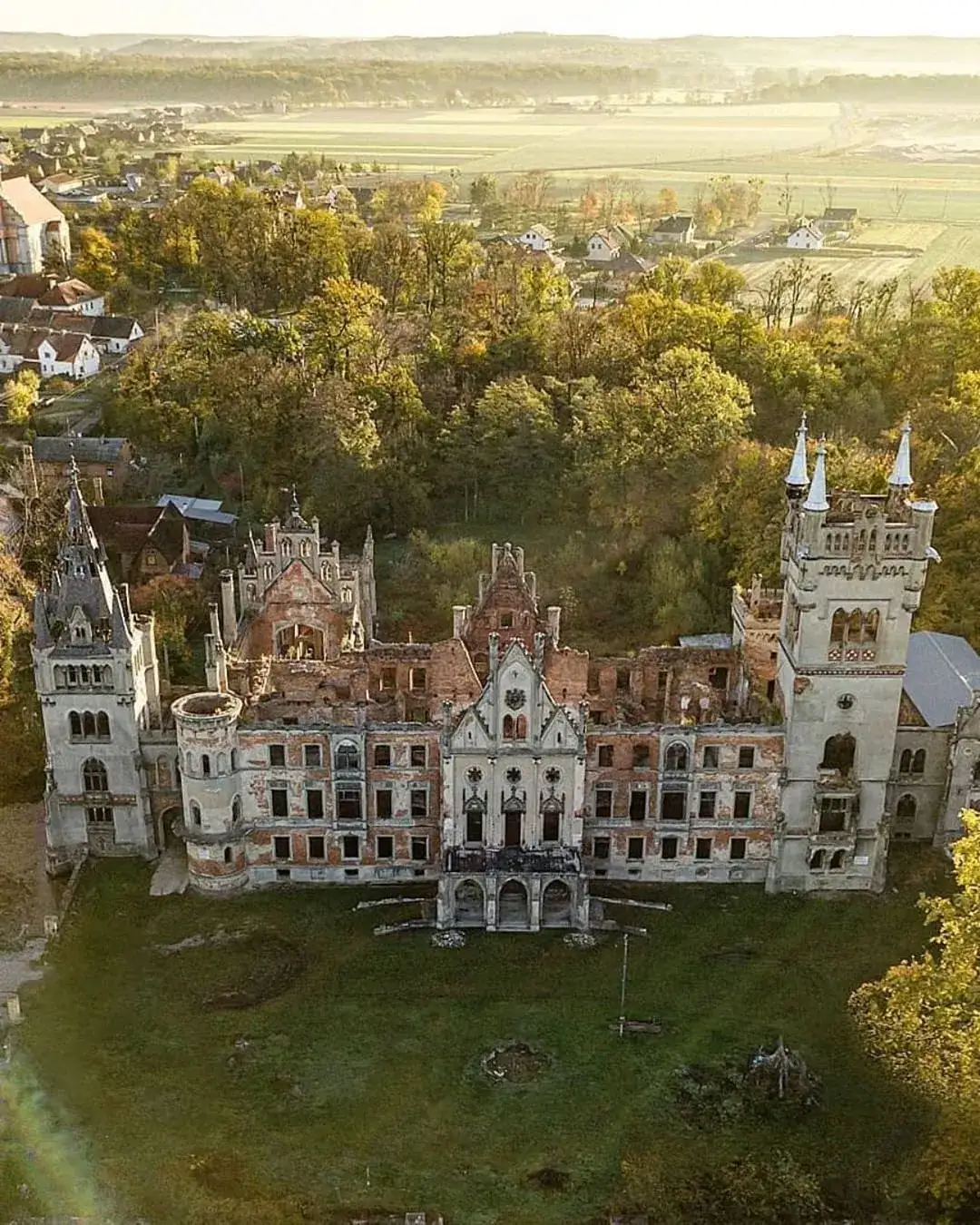 Zamek w Kopicach dawniej: tajemnice i historia, które zaskakują