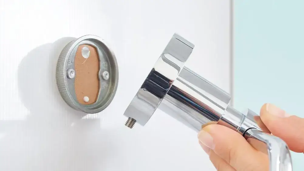 Skuteczne sposoby czym przykleić wieszak do glazury bez wiercenia