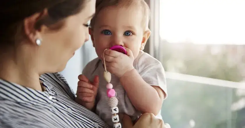 Jak wyparzyć smoczek przed pierwszym użyciem, aby zapewnić bezpieczeństwo dziecka