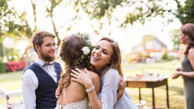 Kto pierwszy składa życzenia młodej parze? Etykieta i tradycje
