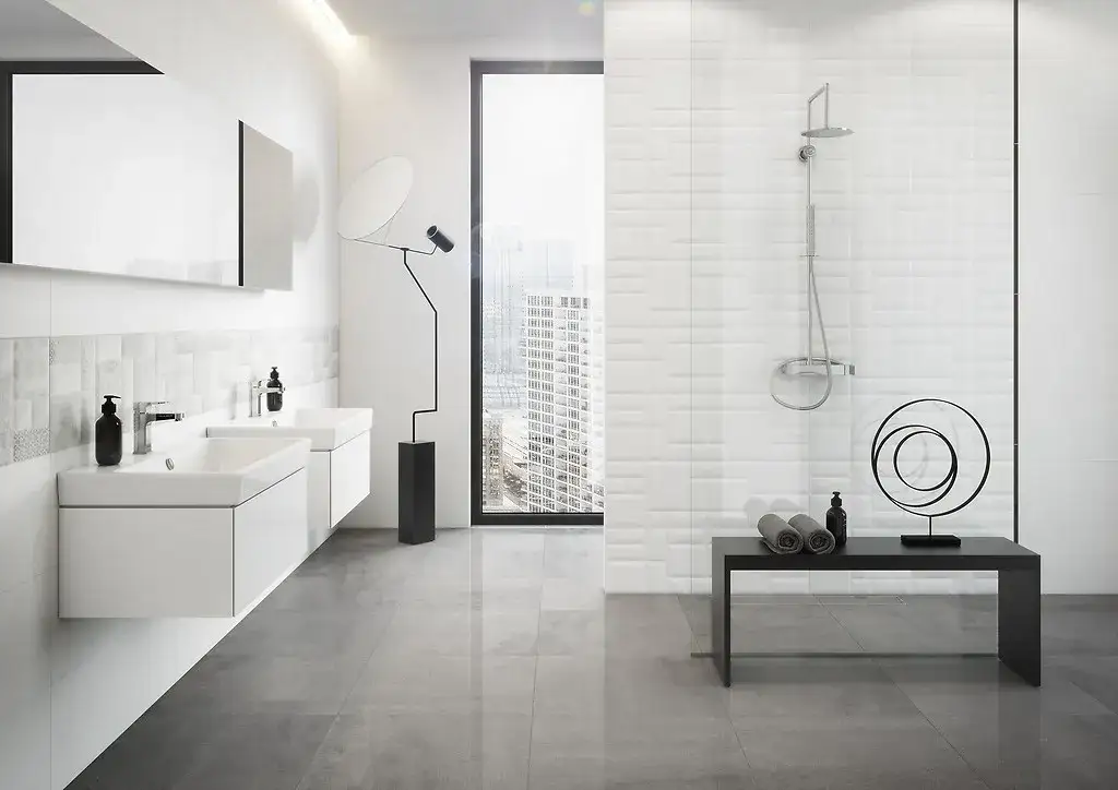 Jak dobrze urządzić białe łazienki, aby uniknąć monotonii i nadać stylu