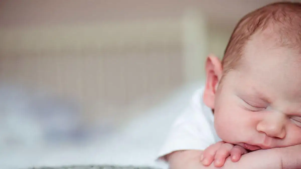 Co na odstające uszy u niemowlaka – skuteczne metody i porady dla rodziców