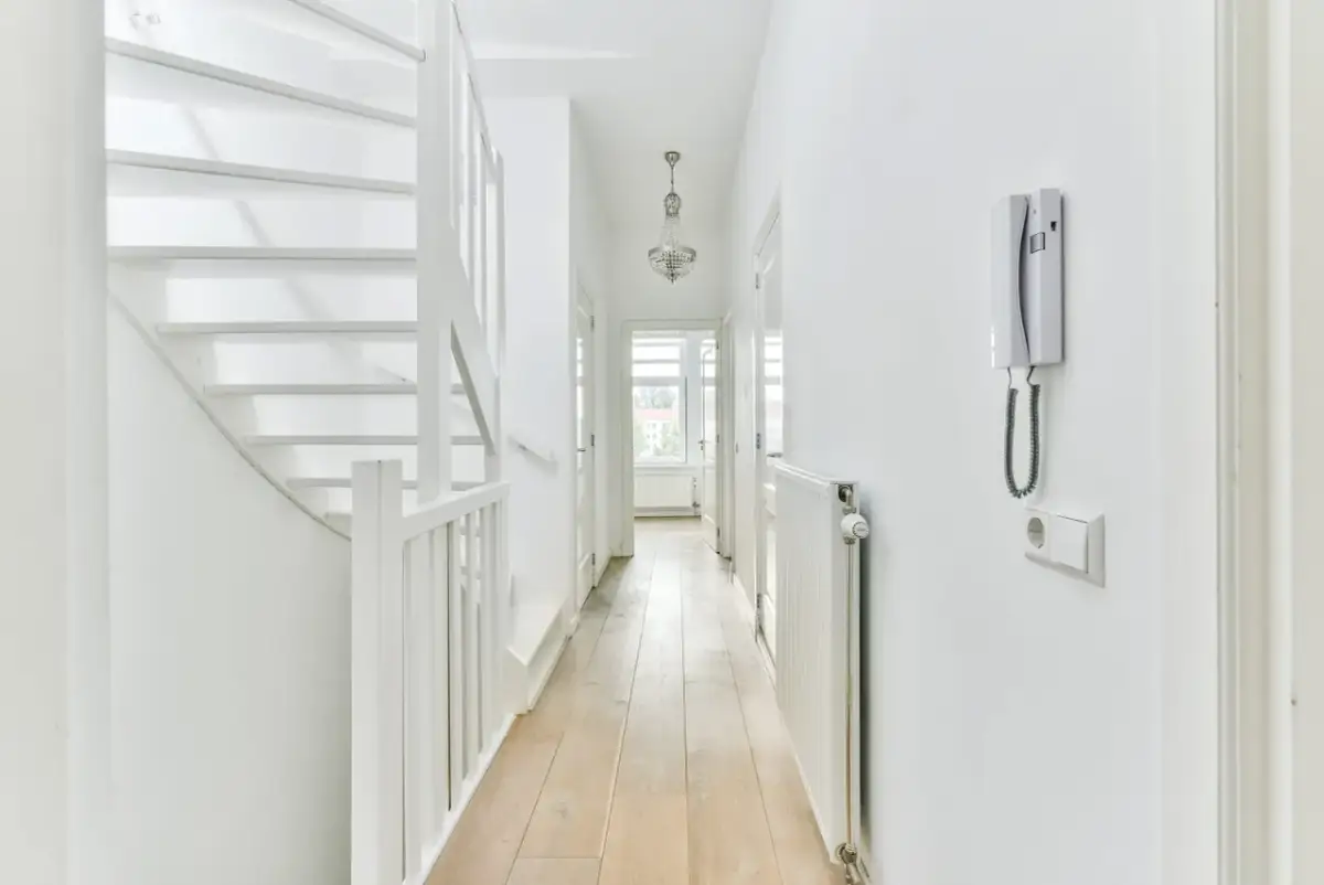 Jak ułożyć płytki w wąskim przedpokoju: 5 trików na optyczne powiększenie