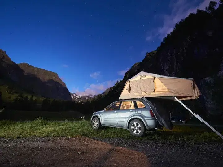 Jaki namiot dachowy wybrać, aby uniknąć nieprzyjemnych niespodzianek?