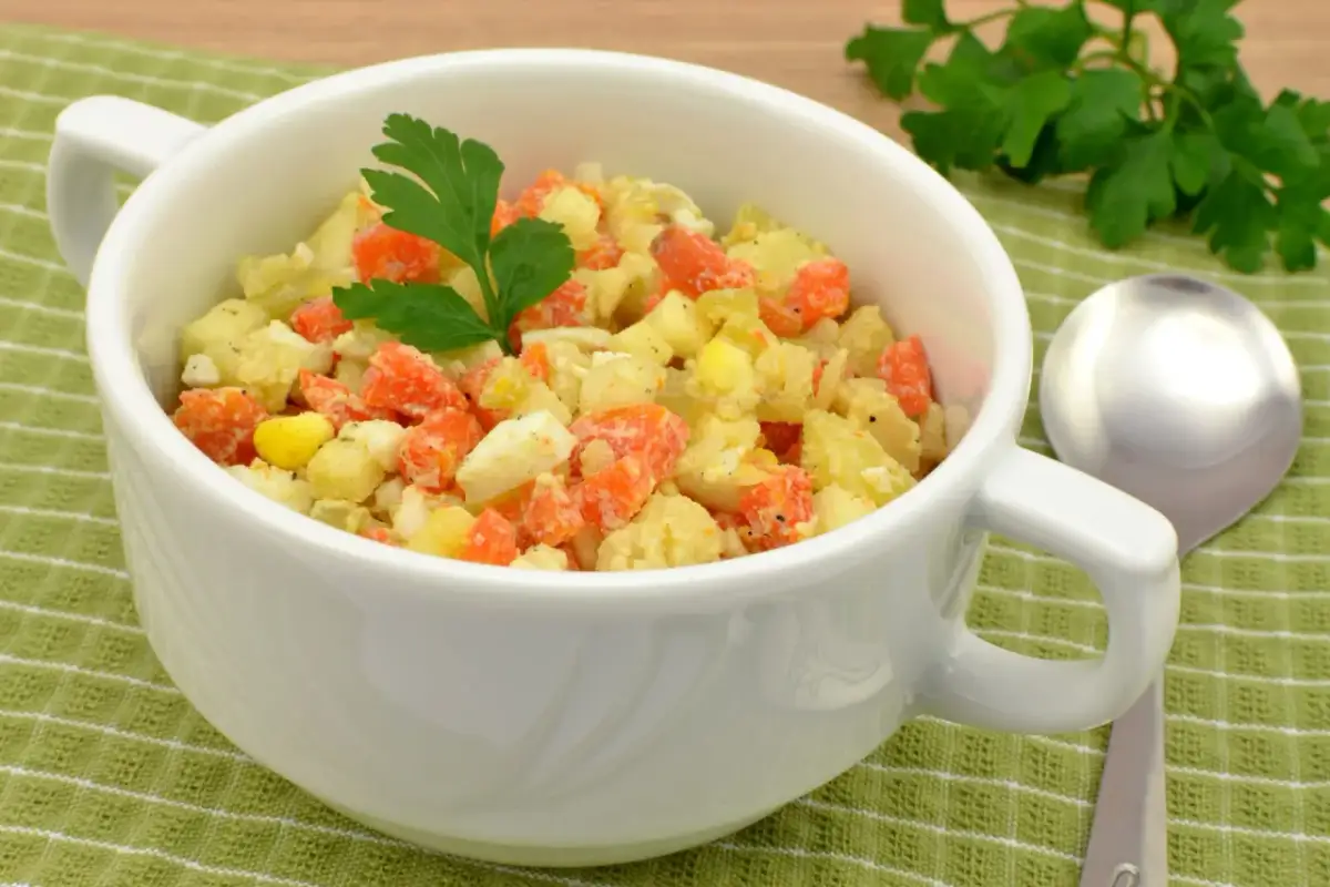 Ile dni sałatka może stać w lodówce? Sprawdź, jak uniknąć zepsucia!