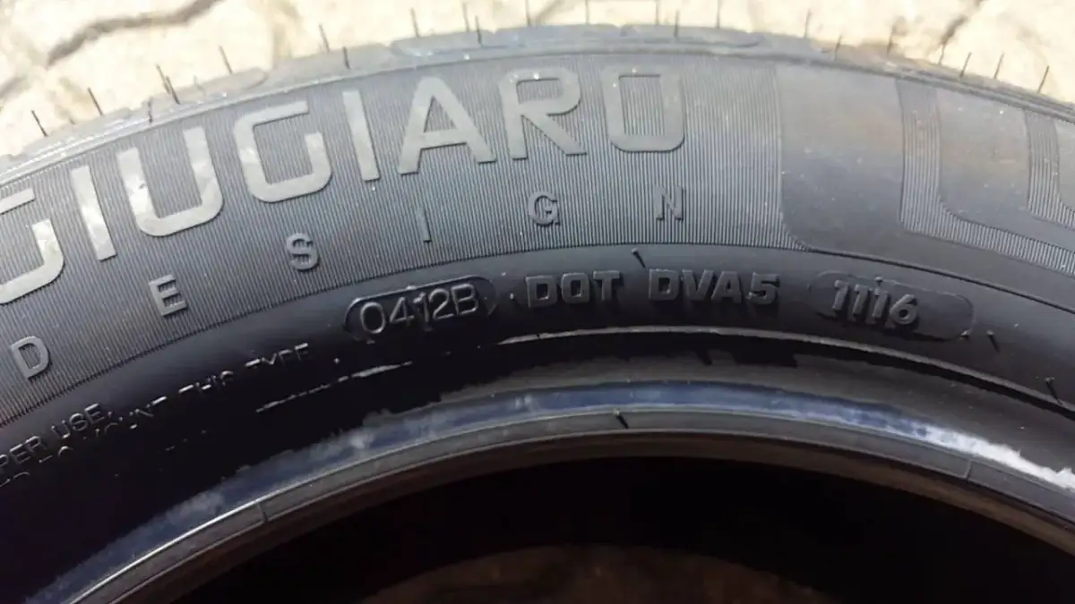 Jak sprawdzić rok opony samochodowej i uniknąć niebezpieczeństwa na drodze