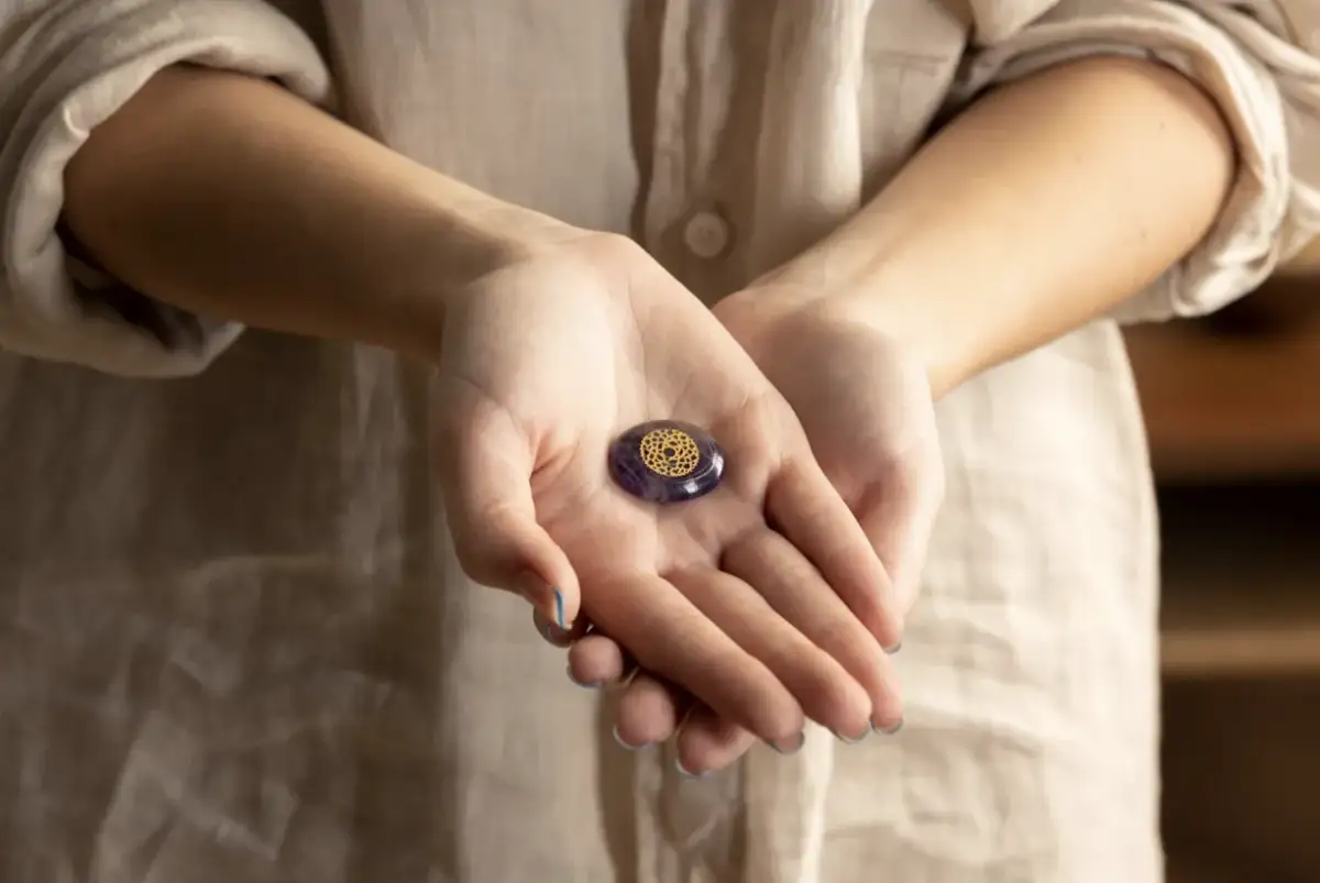 Psychologia szczęśliwych talizmanów: czy przedmioty osobiste mają magiczną moc?