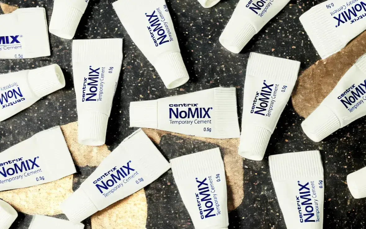 Ile schnie cement dentystyczny? Kluczowe czasy schnięcia na rynku